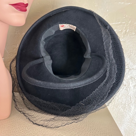 MERRY 1940s' BLACK FELT TILT HAT WITH SEQUIN FLOWER APPLIQUE, JEWELS, FULL VEIL - Picture 11 of 12